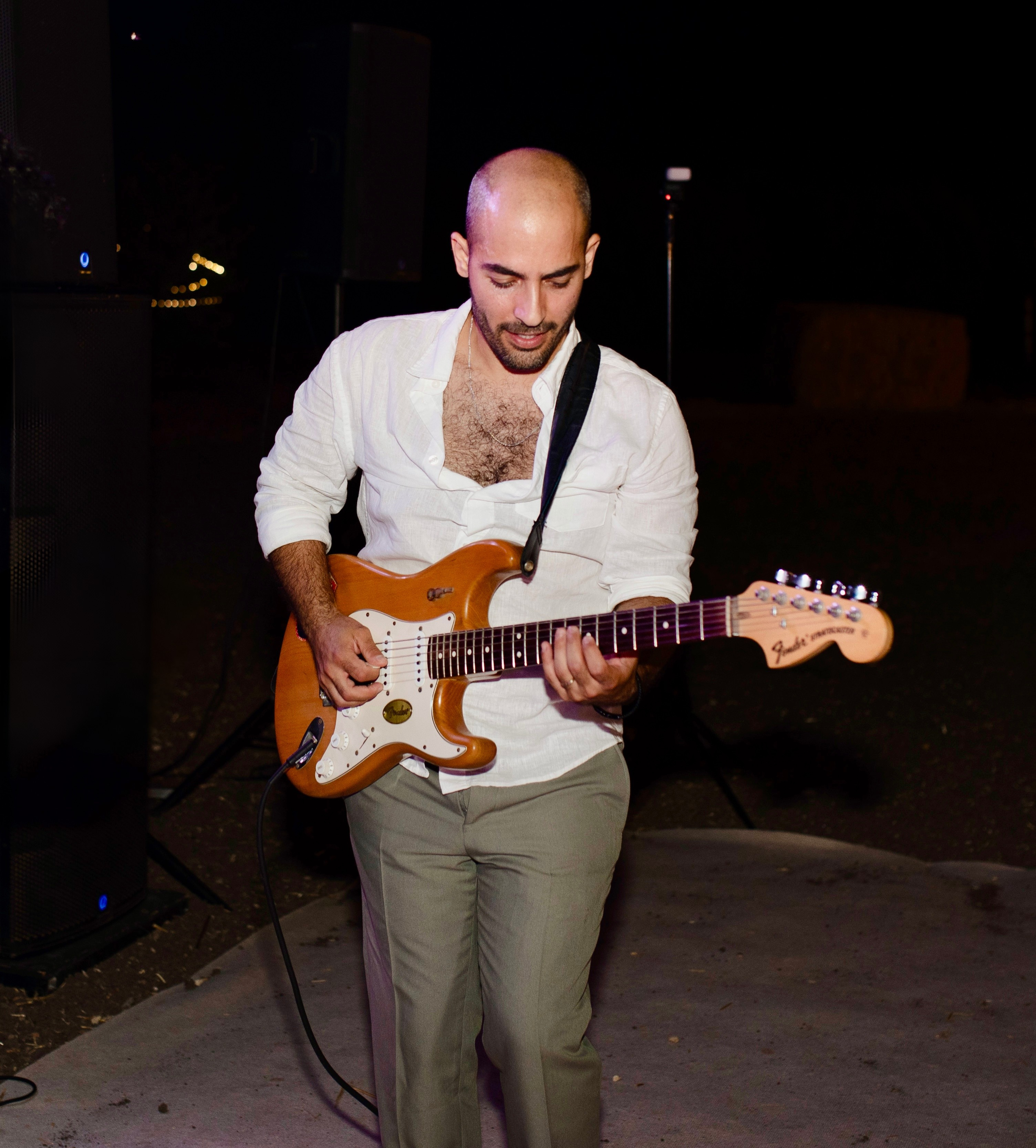 אופיר עוז מנגן